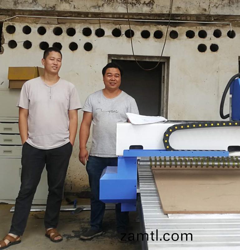 雲南(nan)1325木工數控(kong)鵰(diao)刻機帶壓桿(gan)