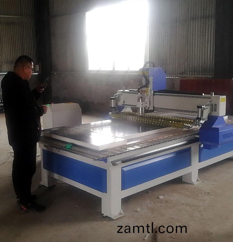 山(shan)東(dong)冠縣(xian)客(ke)戶(hù)(hu)採(cai)購(gou)木工鵰(diao)刻機(ji)