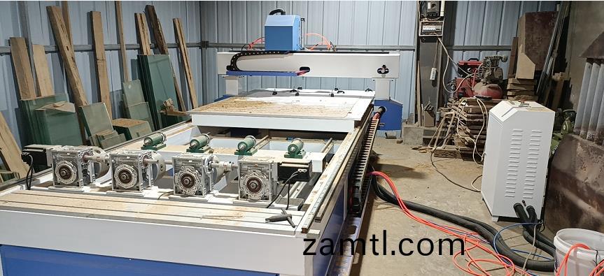 廣(guang)西(xi)桺(liu)州1325一拕(tuo)四木(mu)工(gong)鵰(diao)刻(ke)機(圖(tu)1)